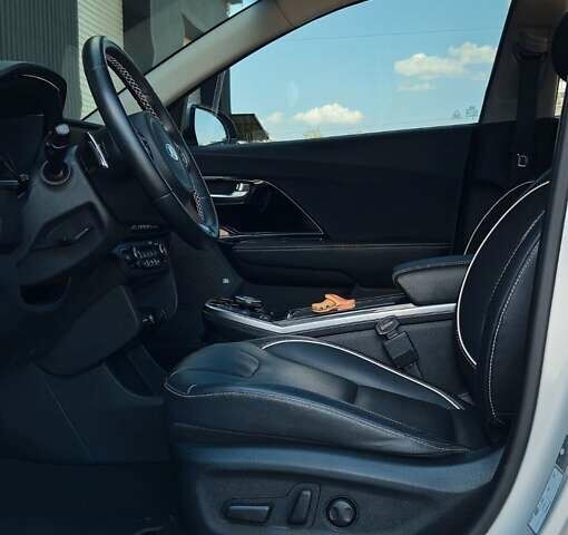 Серый Киа Niro, объемом двигателя 0 л и пробегом 32 тыс. км за 23500 $, фото 28 на Automoto.ua