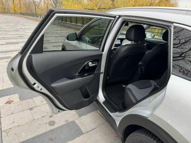 Сірий Кіа Niro, об'ємом двигуна 2 л та пробігом 101 тис. км за 19300 $, фото 16 на Automoto.ua