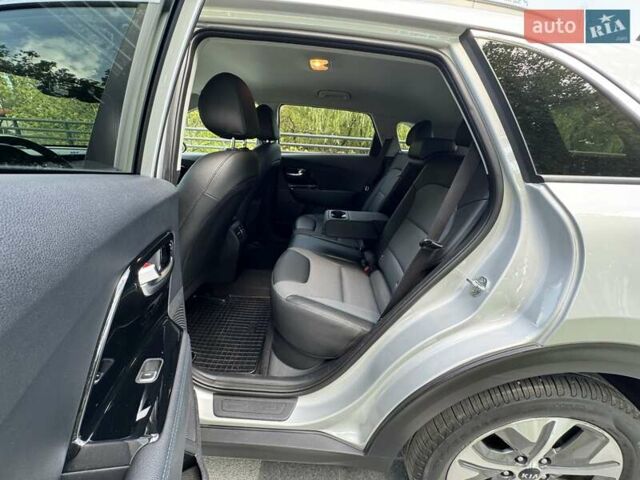 Серый Киа Niro, объемом двигателя 0 л и пробегом 96 тыс. км за 18999 $, фото 28 на Automoto.ua