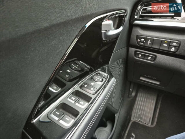 Серый Киа Niro, объемом двигателя 0 л и пробегом 87 тыс. км за 19800 $, фото 17 на Automoto.ua