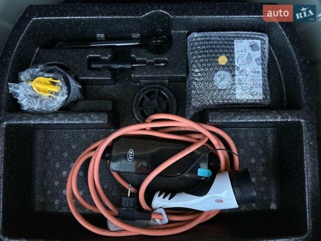 Сірий Кіа Niro, об'ємом двигуна 0 л та пробігом 37 тис. км за 23600 $, фото 89 на Automoto.ua