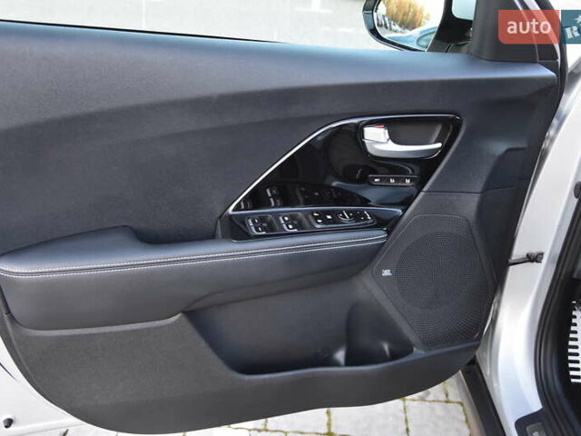 Серый Киа Niro, объемом двигателя 0 л и пробегом 23 тыс. км за 24590 $, фото 12 на Automoto.ua