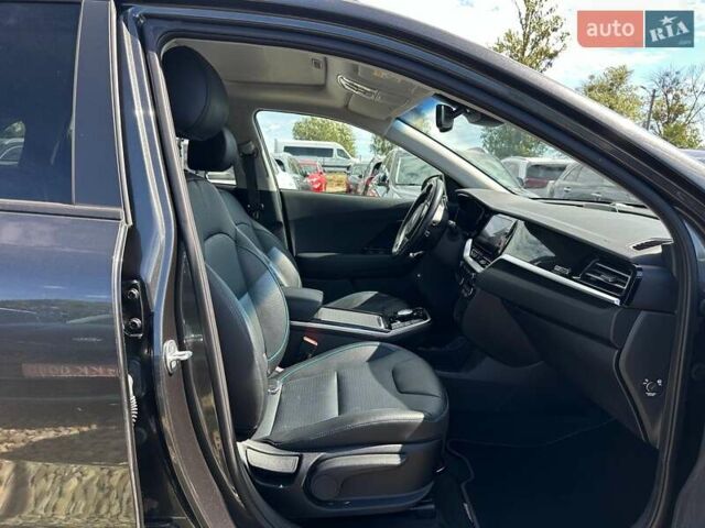 Серый Киа Niro, объемом двигателя 0 л и пробегом 97 тыс. км за 22200 $, фото 70 на Automoto.ua