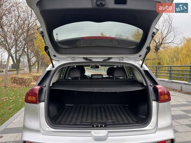 Сірий Кіа Niro, об'ємом двигуна 0 л та пробігом 101 тис. км за 19300 $, фото 30 на Automoto.ua