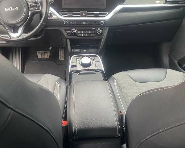 Серый Киа Niro, объемом двигателя 0 л и пробегом 54 тыс. км за 19999 $, фото 25 на Automoto.ua