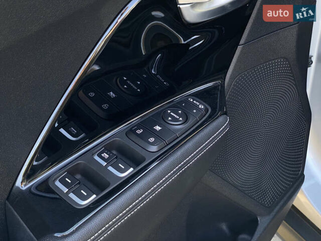 Серый Киа Niro, объемом двигателя 0 л и пробегом 59 тыс. км за 21299 $, фото 18 на Automoto.ua