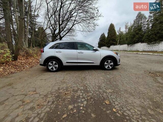 Сірий Кіа Niro, об'ємом двигуна 1.58 л та пробігом 115 тис. км за 19800 $, фото 3 на Automoto.ua