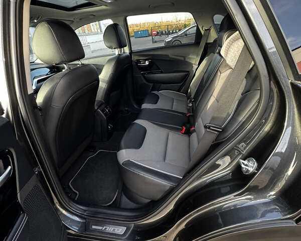 Серый Киа Niro, объемом двигателя 0 л и пробегом 86 тыс. км за 23400 $, фото 50 на Automoto.ua