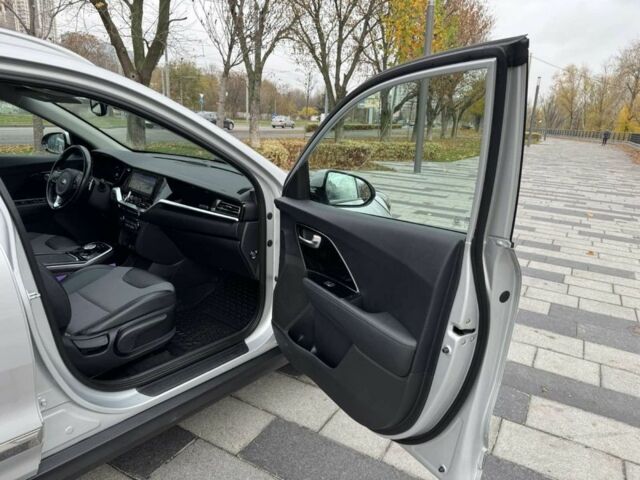 Сірий Кіа Niro, об'ємом двигуна 2 л та пробігом 101 тис. км за 19300 $, фото 12 на Automoto.ua