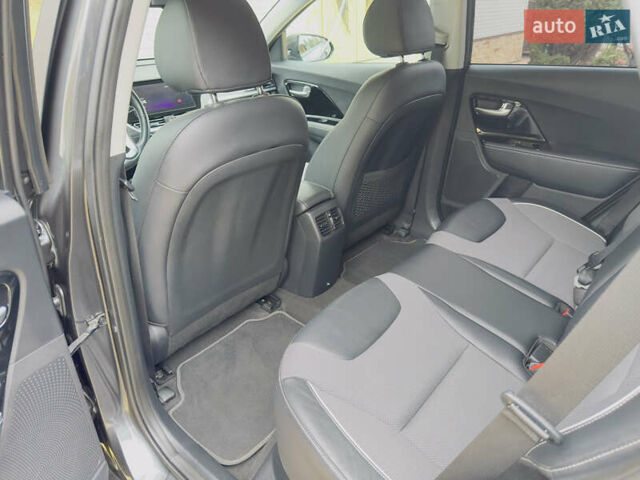 Серый Киа Niro, объемом двигателя 0 л и пробегом 137 тыс. км за 18450 $, фото 24 на Automoto.ua