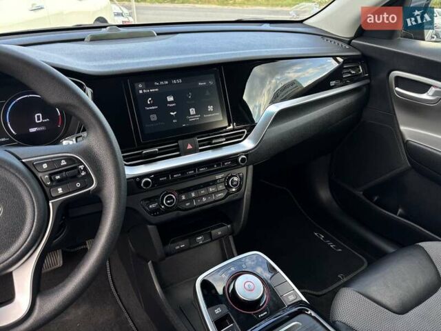 Серый Киа Niro, объемом двигателя 0 л и пробегом 52 тыс. км за 20750 $, фото 25 на Automoto.ua