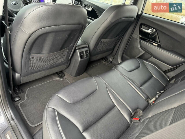Серый Киа Niro, объемом двигателя 0 л и пробегом 147 тыс. км за 18450 $, фото 50 на Automoto.ua