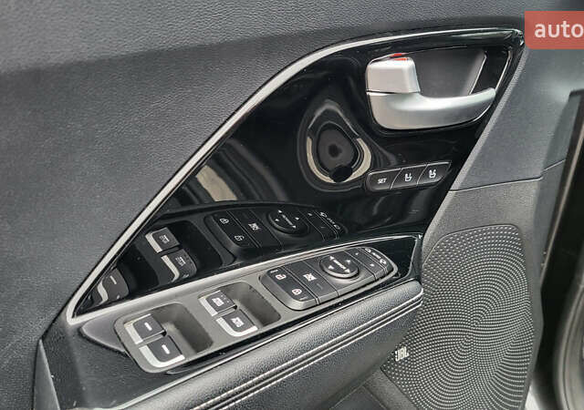 Сірий Кіа Niro, об'ємом двигуна 0 л та пробігом 106 тис. км за 20950 $, фото 18 на Automoto.ua