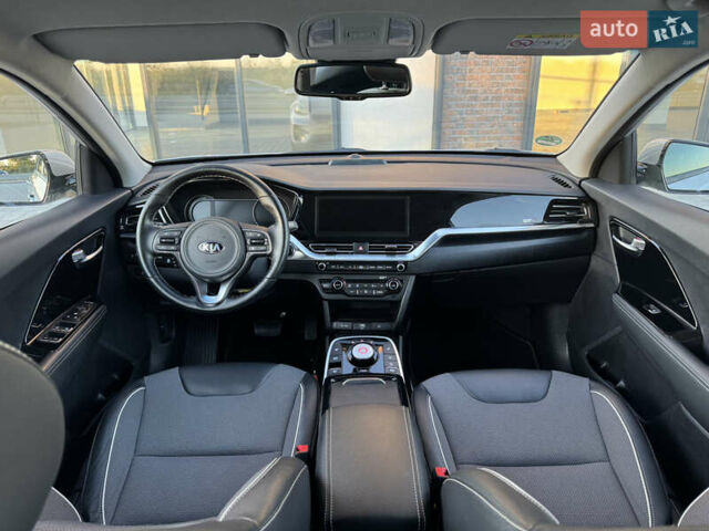 Серый Киа Niro, объемом двигателя 0 л и пробегом 139 тыс. км за 17999 $, фото 4 на Automoto.ua