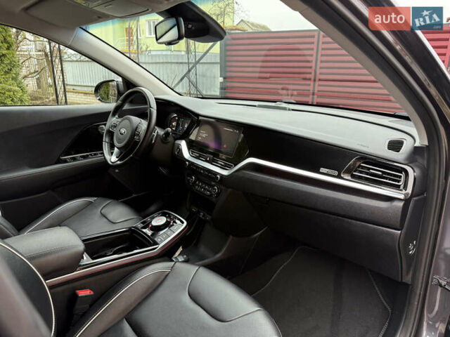 Сірий Кіа Niro, об'ємом двигуна 0 л та пробігом 50 тис. км за 22300 $, фото 56 на Automoto.ua