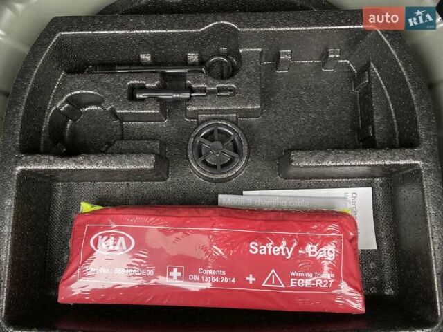 Серый Киа Niro, объемом двигателя 0 л и пробегом 86 тыс. км за 24400 $, фото 74 на Automoto.ua