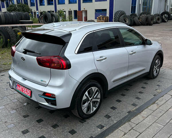 Серый Киа Niro, объемом двигателя 0 л и пробегом 91 тыс. км за 19500 $, фото 2 на Automoto.ua
