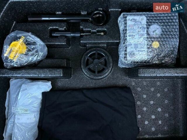 Сірий Кіа Niro, об'ємом двигуна 0 л та пробігом 100 тис. км за 21900 $, фото 80 на Automoto.ua