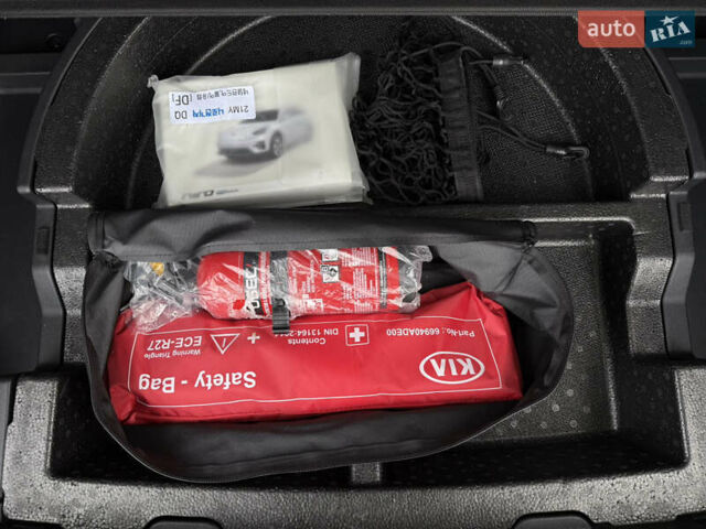 Серый Киа Niro, объемом двигателя 0 л и пробегом 82 тыс. км за 22900 $, фото 90 на Automoto.ua