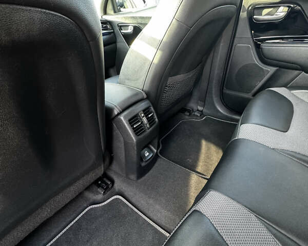 Серый Киа Niro, объемом двигателя 0 л и пробегом 86 тыс. км за 23400 $, фото 52 на Automoto.ua