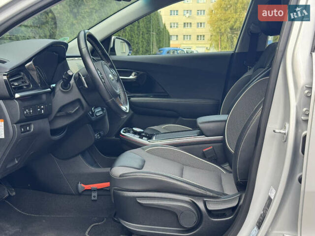Сірий Кіа Niro, об'ємом двигуна 0 л та пробігом 141 тис. км за 17799 $, фото 30 на Automoto.ua