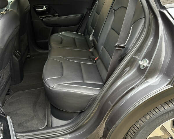 Сірий Кіа Niro, об'ємом двигуна 0 л та пробігом 50 тис. км за 22300 $, фото 66 на Automoto.ua