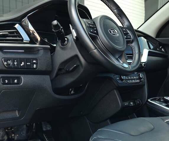 Серый Киа Niro, объемом двигателя 0 л и пробегом 32 тыс. км за 23500 $, фото 25 на Automoto.ua