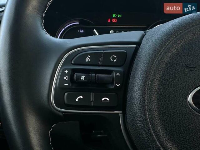 Серый Киа Niro, объемом двигателя 0 л и пробегом 54 тыс. км за 23900 $, фото 43 на Automoto.ua