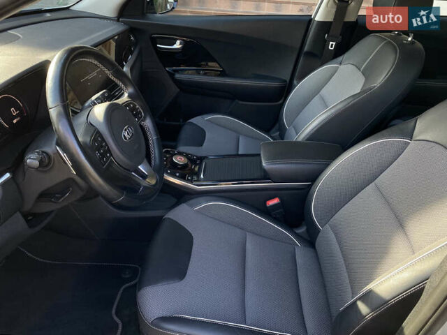 Серый Киа Niro, объемом двигателя 0 л и пробегом 59 тыс. км за 21299 $, фото 20 на Automoto.ua