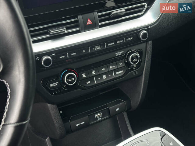 Серый Киа Niro, объемом двигателя 0 л и пробегом 39 тыс. км за 23100 $, фото 31 на Automoto.ua