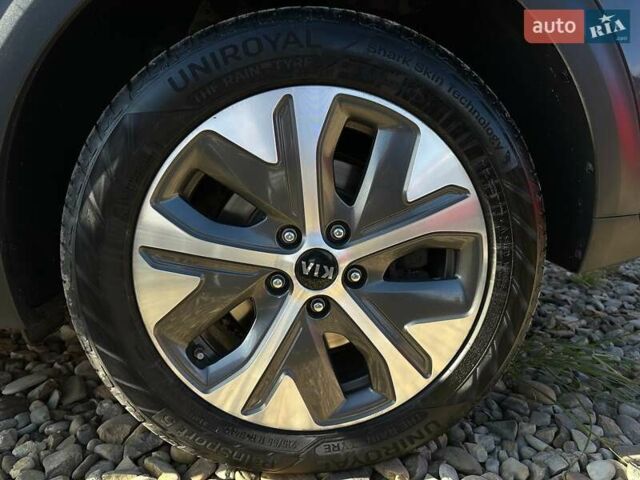 Сірий Кіа Niro, об'ємом двигуна 0 л та пробігом 100 тис. км за 21900 $, фото 29 на Automoto.ua