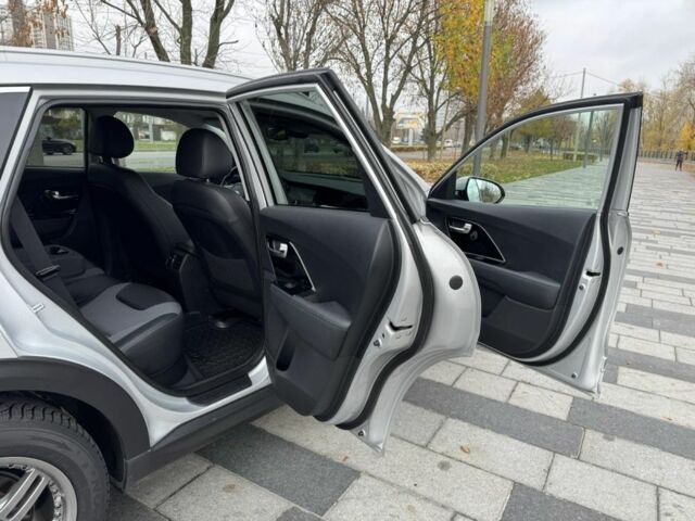 Сірий Кіа Niro, об'ємом двигуна 2 л та пробігом 101 тис. км за 19300 $, фото 13 на Automoto.ua
