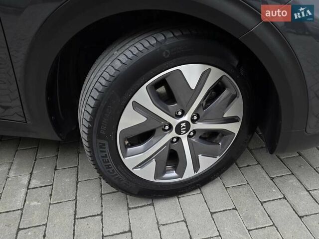 Серый Киа Niro, объемом двигателя 0 л и пробегом 142 тыс. км за 17999 $, фото 17 на Automoto.ua