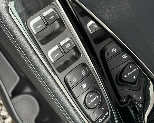 Серый Киа Niro, объемом двигателя 0 л и пробегом 88 тыс. км за 21800 $, фото 11 на Automoto.ua