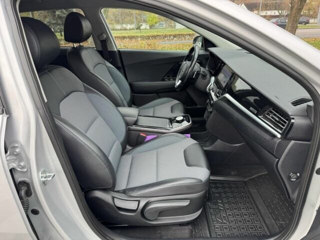 Сірий Кіа Niro, об'ємом двигуна 2 л та пробігом 101 тис. км за 19300 $, фото 11 на Automoto.ua