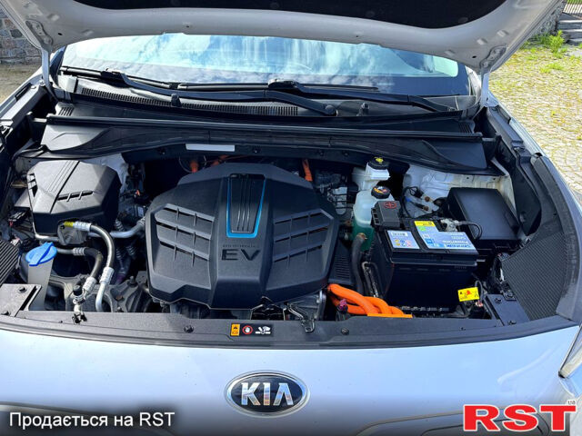 Серый Киа Niro, объемом двигателя 0.15 л и пробегом 258 тыс. км за 18450 $, фото 12 на Automoto.ua