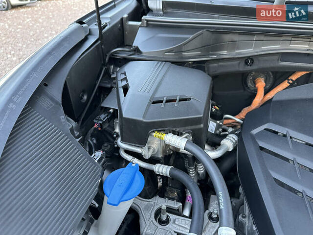 Серый Киа Niro, объемом двигателя 0 л и пробегом 55 тыс. км за 18899 $, фото 64 на Automoto.ua