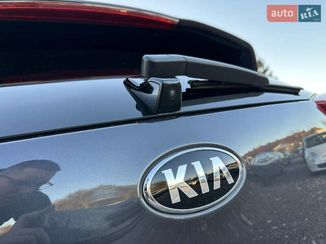 Серый Киа Niro, объемом двигателя 0 л и пробегом 55 тыс. км за 18899 $, фото 13 на Automoto.ua