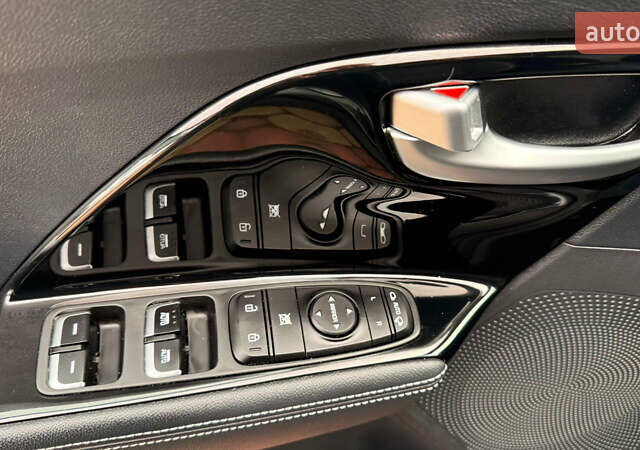 Серый Киа Niro, объемом двигателя 0 л и пробегом 88 тыс. км за 19700 $, фото 15 на Automoto.ua