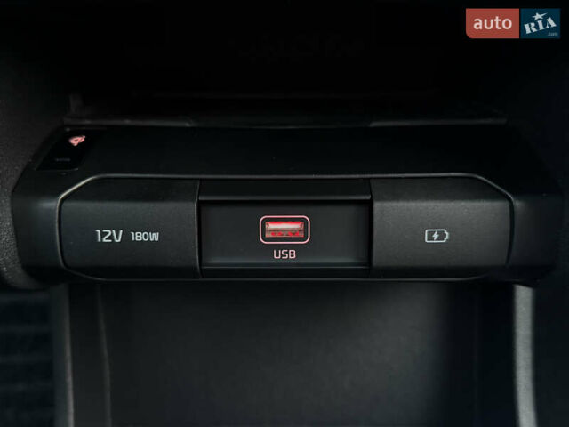 Сірий Кіа Niro, об'ємом двигуна 0 л та пробігом 97 тис. км за 22900 $, фото 62 на Automoto.ua