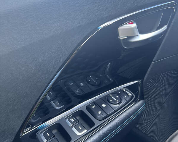Серый Киа Niro, объемом двигателя 0 л и пробегом 102 тыс. км за 19200 $, фото 10 на Automoto.ua