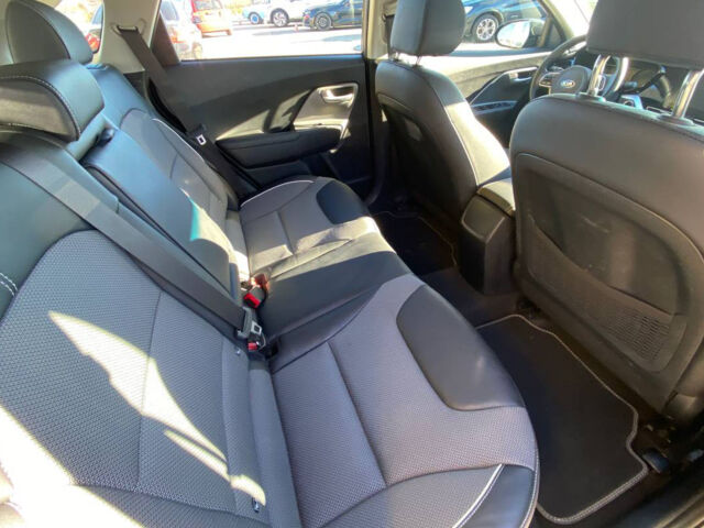 Сірий Кіа Niro, об'ємом двигуна 39 л та пробігом 27 тис. км за 17600 $, фото 23 на Automoto.ua