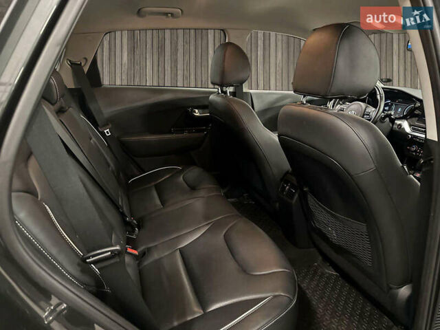 Серый Киа Niro, объемом двигателя 0 л и пробегом 98 тыс. км за 16400 $, фото 7 на Automoto.ua