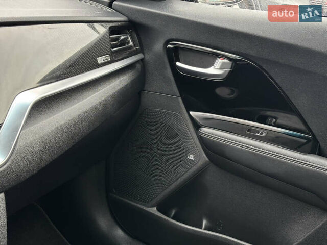 Серый Киа Niro, объемом двигателя 0 л и пробегом 88 тыс. км за 21800 $, фото 19 на Automoto.ua