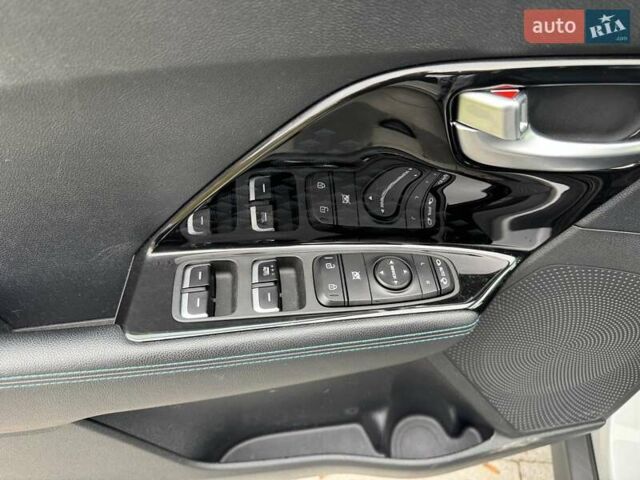 Сірий Кіа Niro, об'ємом двигуна 0 л та пробігом 101 тис. км за 19300 $, фото 19 на Automoto.ua