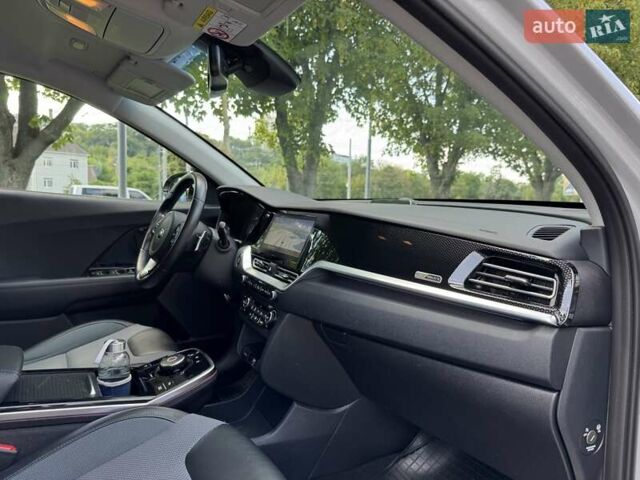 Серый Киа Niro, объемом двигателя 0 л и пробегом 96 тыс. км за 18999 $, фото 23 на Automoto.ua