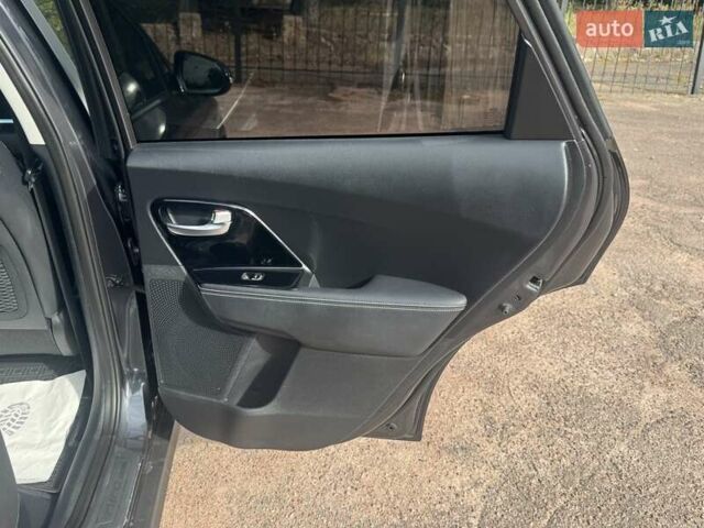 Сірий Кіа Niro, об'ємом двигуна 0 л та пробігом 99 тис. км за 18450 $, фото 52 на Automoto.ua