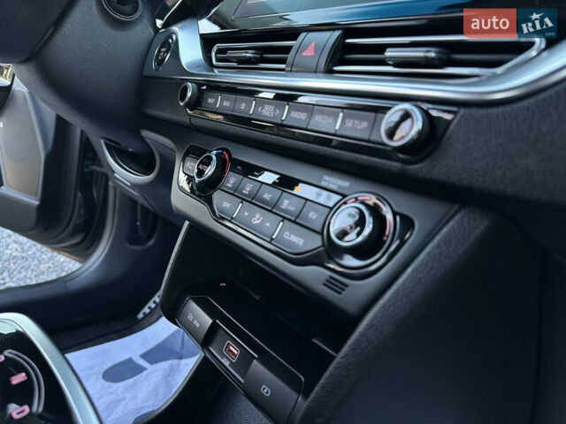 Серый Киа Niro, объемом двигателя 0 л и пробегом 55 тыс. км за 18899 $, фото 57 на Automoto.ua