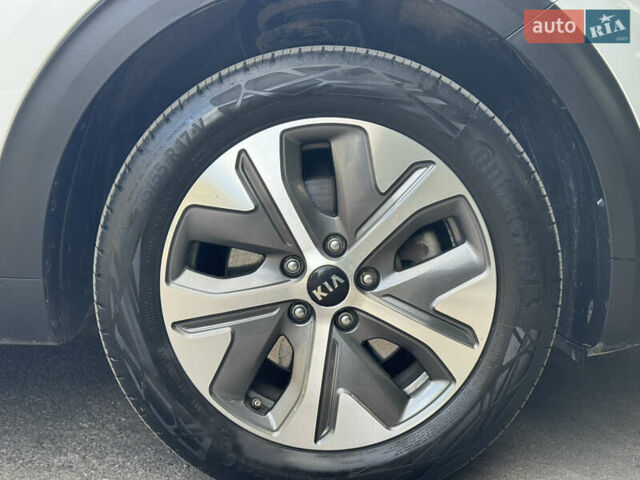 Сірий Кіа Niro, об'ємом двигуна 0 л та пробігом 141 тис. км за 17799 $, фото 58 на Automoto.ua