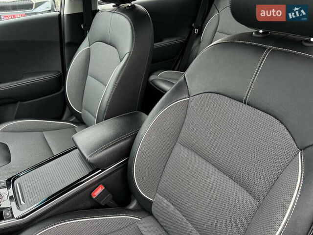 Серый Киа Niro, объемом двигателя 0 л и пробегом 107 тыс. км за 20903 $, фото 24 на Automoto.ua